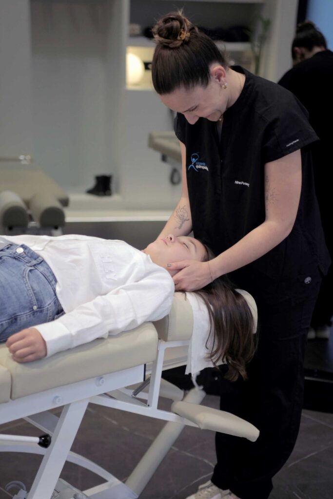 Quiropráctica realizando un ajuste cervical a una clienta en Almería Quiropráctica