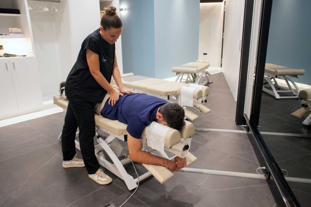 Quiropráctica realizando un ajuste lumbar a un cliente en Almería Quiropráctica